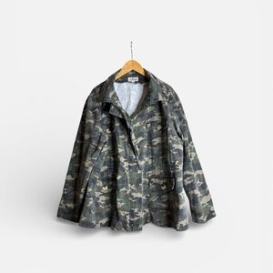 Women’s camouflage utility-style jacket with button and zipper front. 2XL